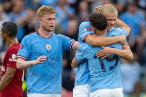 jnh-亚亚图雷双响，曼城队主场大胜对手的简单介绍