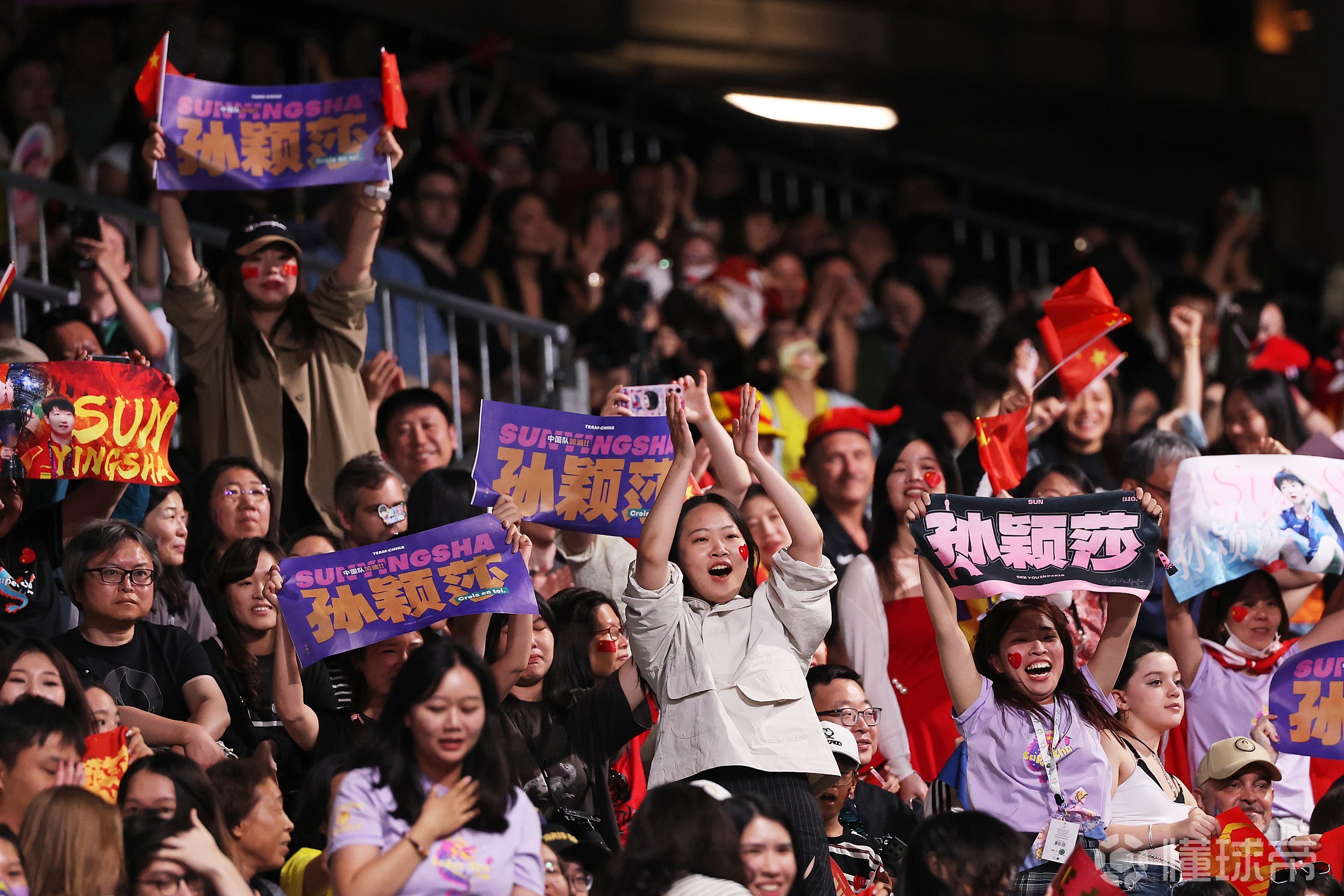 关于双方对抗，波澜不惊，场内外球迷热烈支持的信息