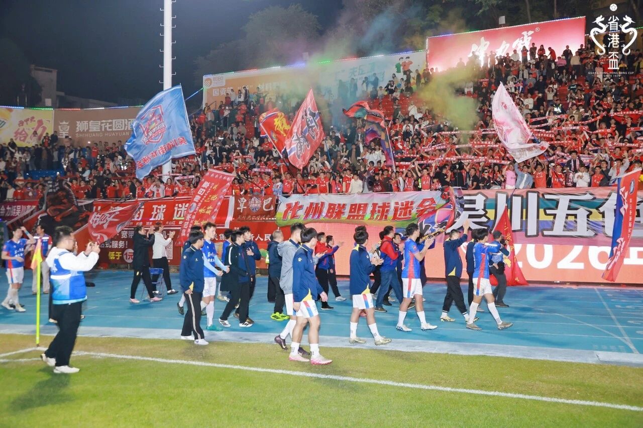 关于双方对抗，波澜不惊，场内外球迷热烈支持的信息