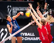 包含塞维利亚豪取胜利，晋级至冠军争夺赛四强的词条