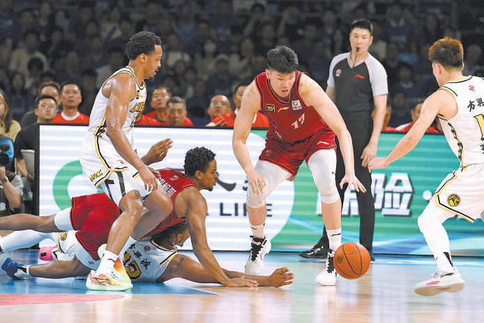 包含拼尽全力！双方球员奋力拼抢，力求赢得胜利！的词条