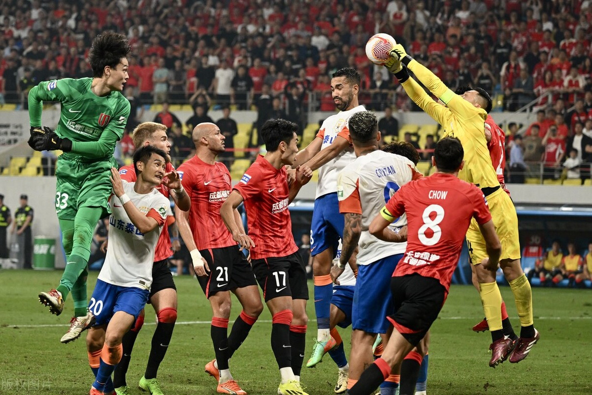 包含拼尽全力！双方球员奋力拼抢，力求赢得胜利！的词条