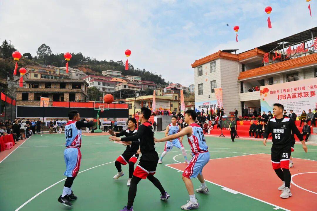 劲爆篮球大战即将拉开帷幕，球员斗志昂扬