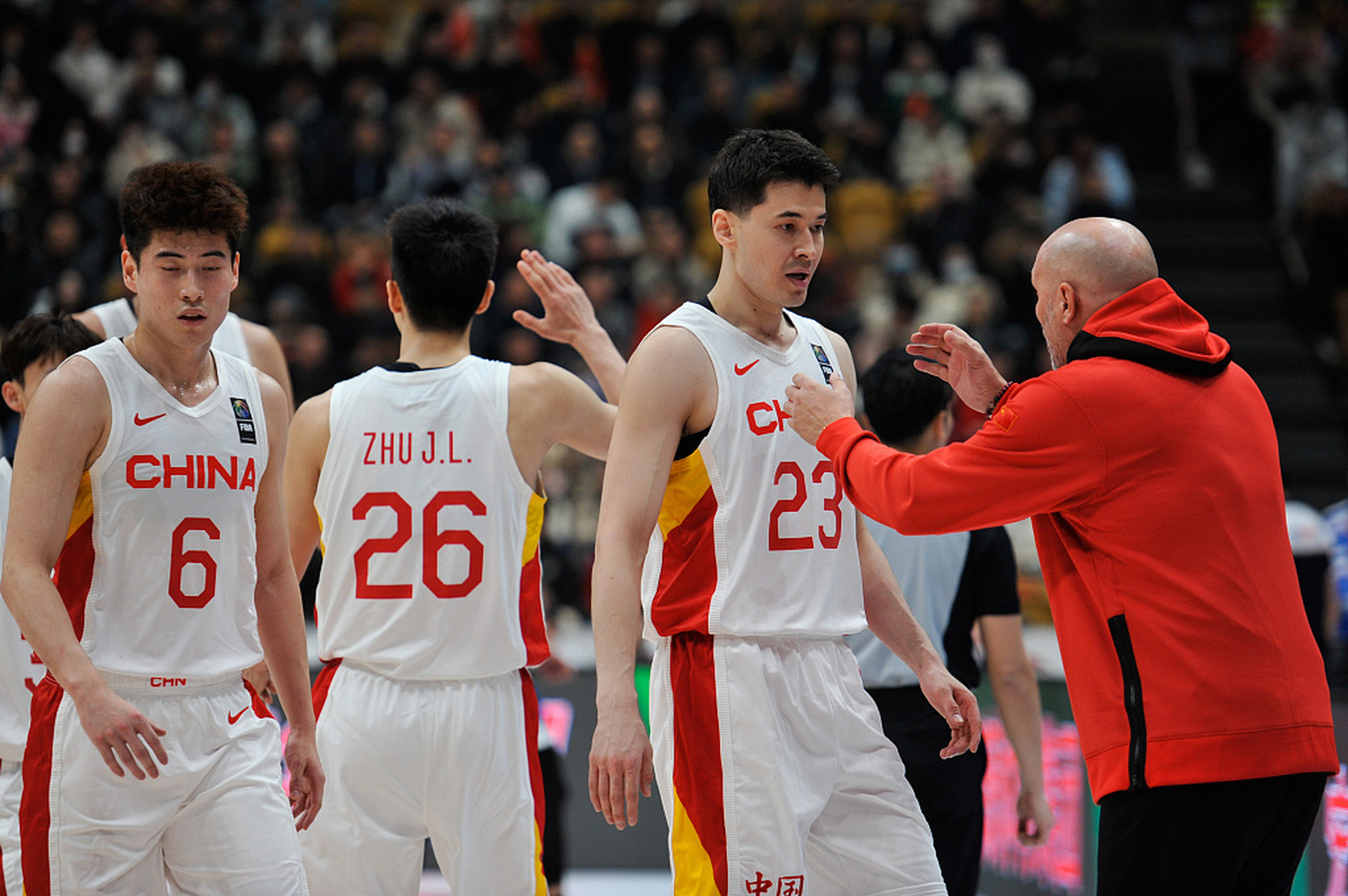 劲爆篮球大战即将拉开帷幕，球员斗志昂扬